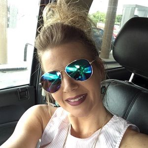 Meet your Posher, Joni